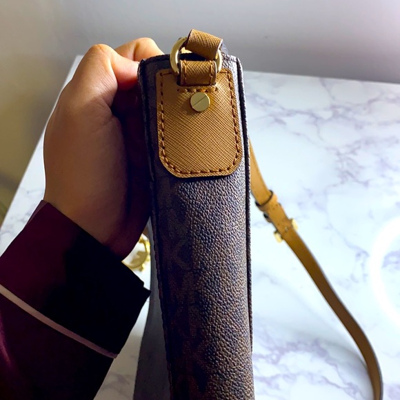 MICHAEL KORS JET SET TRAVEL MESSENGER BAG - Picture 7 of 13